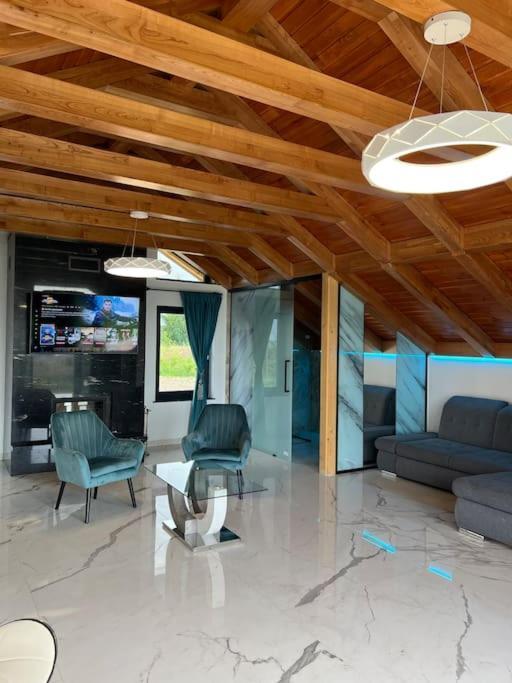 Casa Moderna In Sinteu - Intersectia Intre Modern Si Linistea Naturii Huta Voivozi Exterior photo
